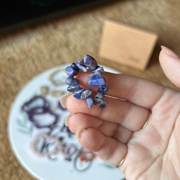 Set of 8 bracelets and 10 rings Natural Crystal Chakra Gemstone Crystal Chip. - Picture 6 of 17